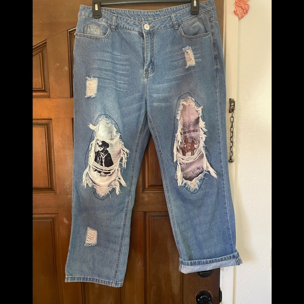 YELLOWSTONE distressed mom jeans with knee patches of Dutton Ranch